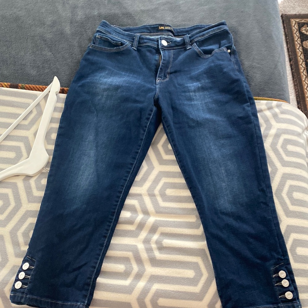 Lee capris size 10. Like new.